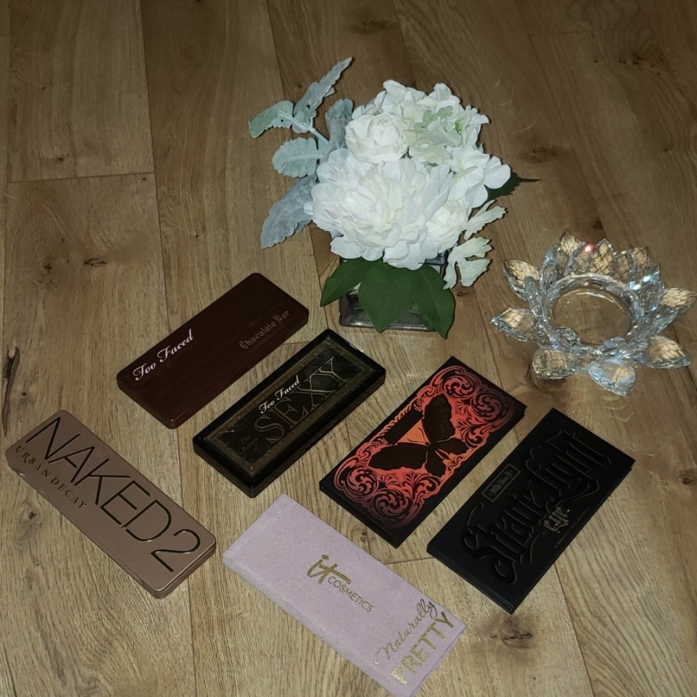 Eyeshadow and contour palette's